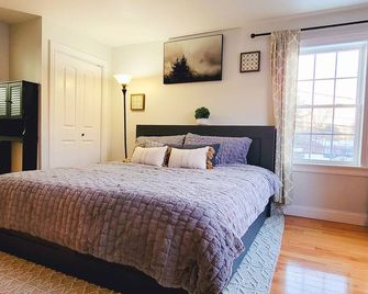 Infant-Friendly Luxurious 7 Beds, 6 Room Home With Bonus Loft! A Dream Getaway! - Framingham - Bedroom