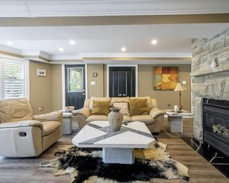 Beautiful and Modern Two Bedroom Home / Walking Distance to Beach - Wasaga Beach - Living room