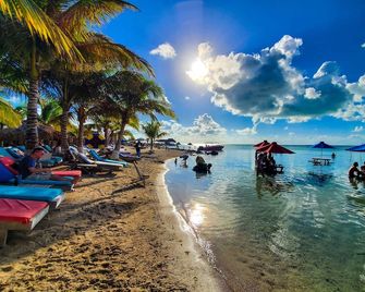 Mangata Villas - San Pedro Town - Strand