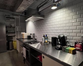 Spacious loft, private parking, courtyard and terrace. Pets welcome! - Lüttich - Küche