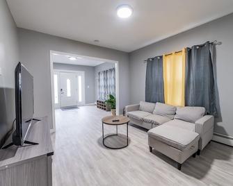 3 bedroom apartment in Cranston, RI - Cranston - Living room