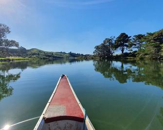 Gorgeous Romantic and Secluded Waterfront Glamping, Nr Kerikeri, Bay of Islands - Matauri Bay - Vista del exterior