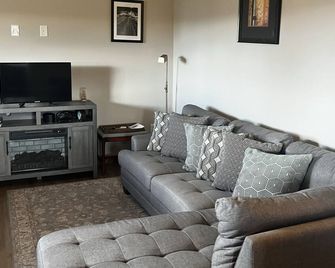 River Rest Luxury Cabin - The Big Hole. Beautiful River and Mountain Views!! - Silver Star - Living room