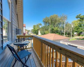 This guest suite is a 0 bedroom(s), 1 bathrooms, located in Indianapolis, IN. - Indianapolis - Ban công