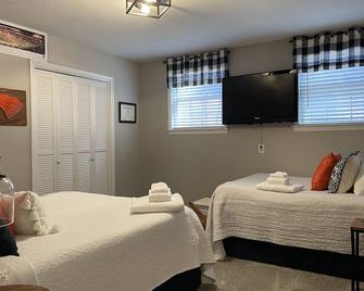 Summer special! 5 Bedroom 3 Bath located near beautiful downtown Aiken. - Aiken - Bedroom