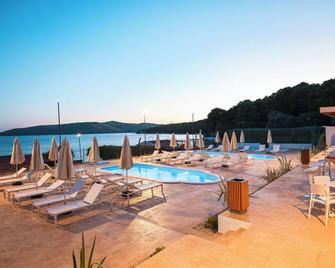 Apartments Medena - Seget Donji - Pool