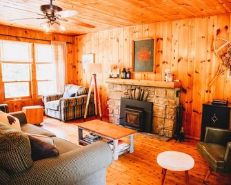 The Kickback 3 Bedroom Cottage with Private Beach Tobermory - Tobermory - Sala de estar