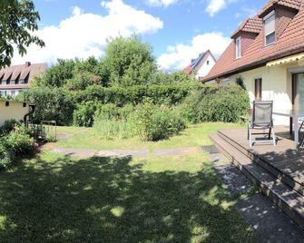 Fewo-hammelburg Gemütliche, Geräumige Ferienwohnung mit Terrasse und Garten - Hammelburg - Patio