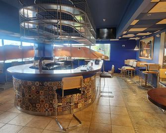 La Quinta Inn & Suites by Wyndham New Haven - New Haven - Bar