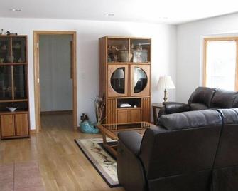 Lovely Lakefront House Rental- Big Crooked Lake / Sister Lakes - Dowagiac - Living room