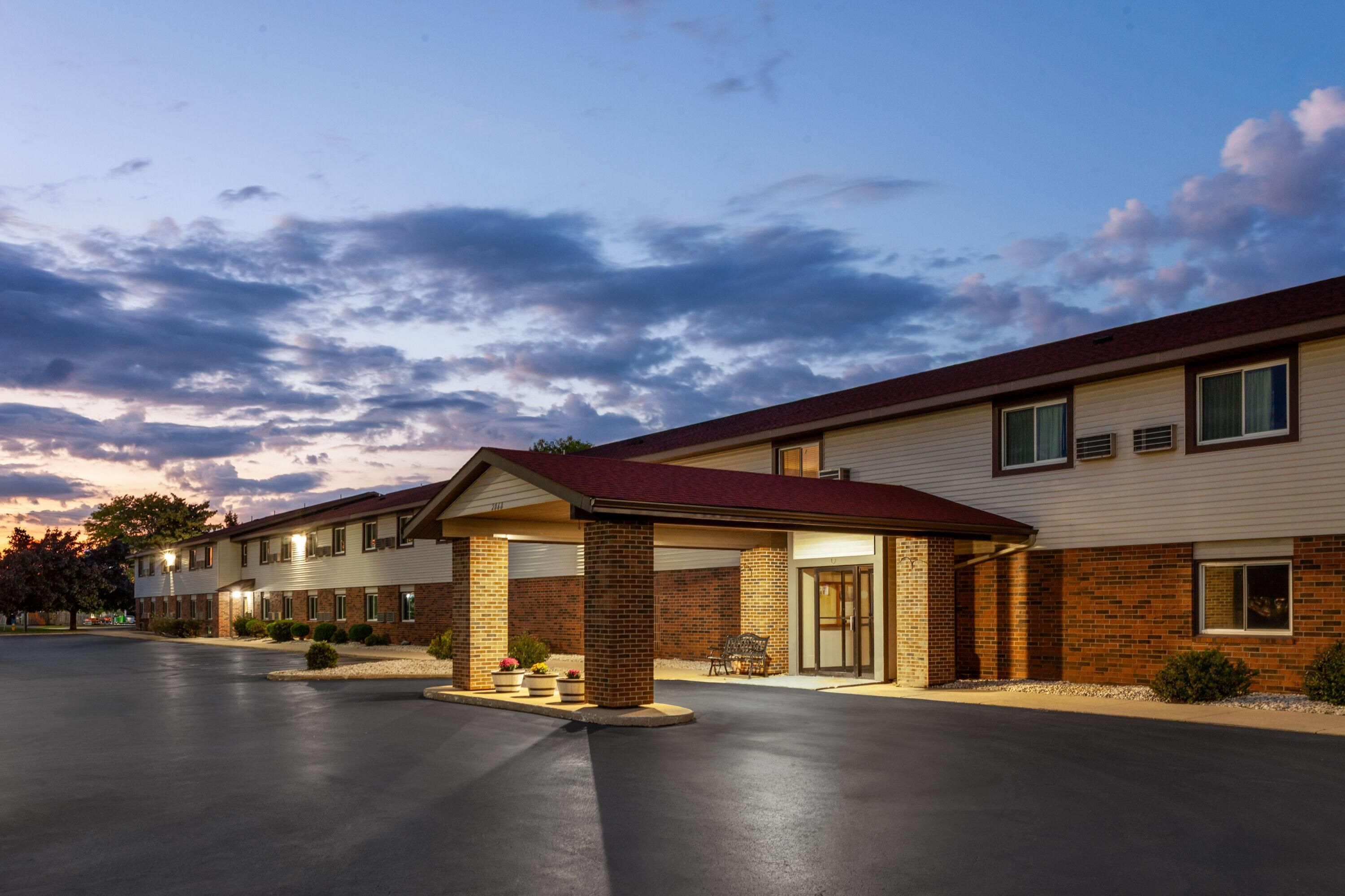 سوبر 8 باي ويندام جرين باي نير ستاديوم - غرين باي - مبنى