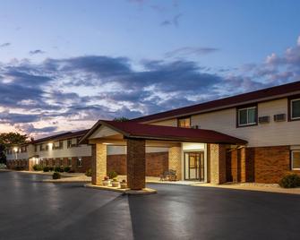 Super 8 by Wyndham Green Bay Near Stadium - גרין ביי - בניין