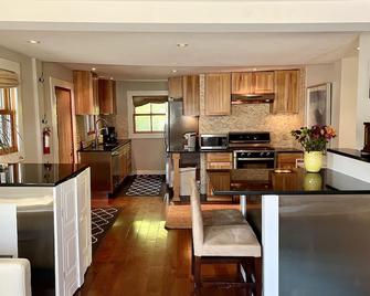 2 Bedroom/ 2 Bath in Heart of the West End - Ptown - Provincetown - Kitchen