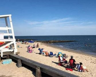 Skip to Beach, Cape Cod Condo! - Dennis - Strand