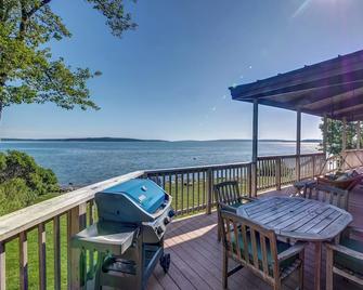 Wings Cottage - Oceanfront! - Trenton - Balkón