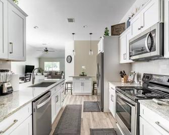 Cozy large home near Lackland AFB, Perfect Stay - San Antonio