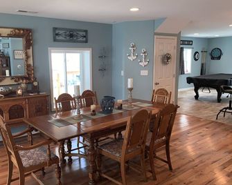 Lakefront 6 Bedroom Home on Beautiful Nettle Lake with Outdoor Tiki Bar !! - Montpelier - Dining room