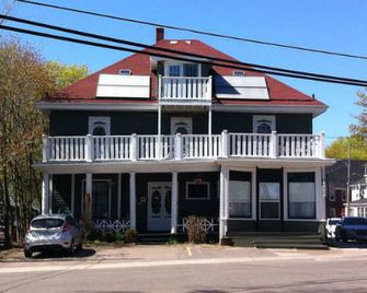 Colonial Charm Inn Bed & Breakfast - شارلوت تاون - مبنى