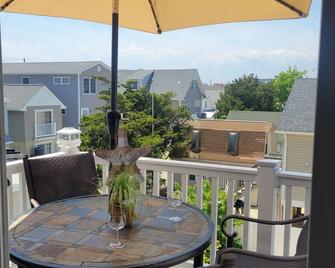 1-1/2 Blocks from the beach w/traffic light, Just remodeled - Ship Bottom - Balcony