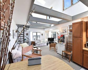 Beachfront Rental An Artist's House On A Dune In A Wildlife Sanctuary. - Milford - Living room