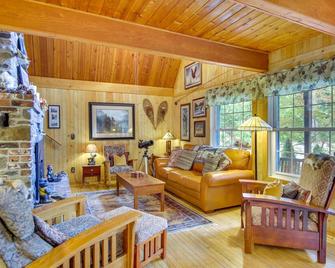 Swim, Hike and Fish Owls Nest Gold Bar Cabin - Gold Bar - Living room