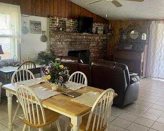 cozy cabin directly on beautiful Lake Martin - Alexander City - Comedor