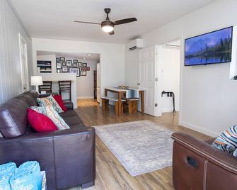 Roadside at 'Bout Dam Time - Cozy Lakeside Cabin, Nature Retreat, & Brew Pub! - Buchanan Dam - Living room