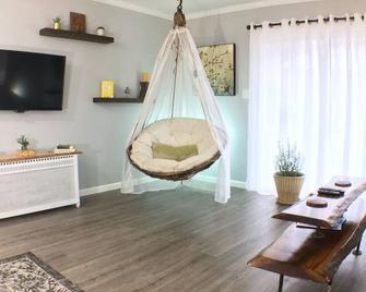 2BR Urban Escape Apt on a quiet wooded street - Kansas City - Living room