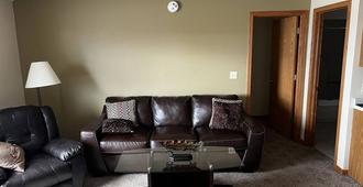 Lincoln Host Motor Inn - Escanaba - Living room