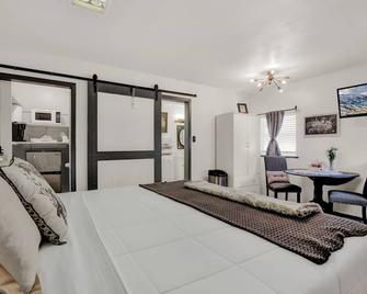The Bird Haus - Fredericksburg - Bedroom