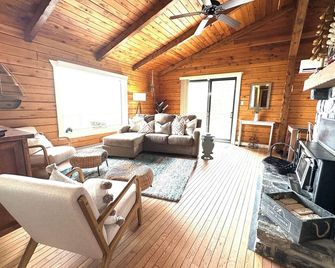 Waterfront - Cozy Baie Chalet - Bouctouche - Living room