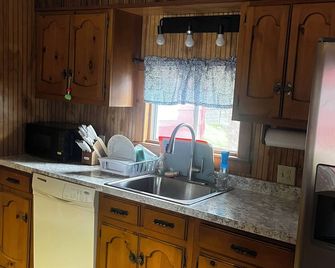 Waterfront 4-bedroom camp-style house in Charlton. Packed with fun for anyone! - Charlton - Kitchen