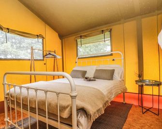 Honey @ Stars & Embers Glamping, Pet Friendly In Grampound - Truro - Bedroom
