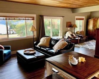 Private Waterfront View Studio - Union - Living room