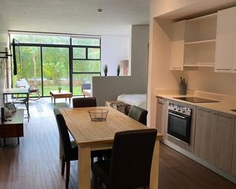 Bee Suites Santa Ana - Santa Ana