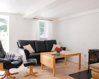 One-Bedroom Holiday Home In Christiansfeld - Christiansfeld - Вітальня