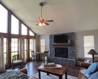 Spacious Rustic Retreat With Animals. Sleeps 10. Close To Cota & Bastrop - Cedar Creek - Sala de estar