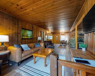 Rustic Cabin - Bass Lake - Living room