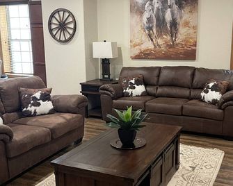Old West themed 2 Bedroom Apartment Downtown close to all tourist attractions - Dodge City - Olohuone
