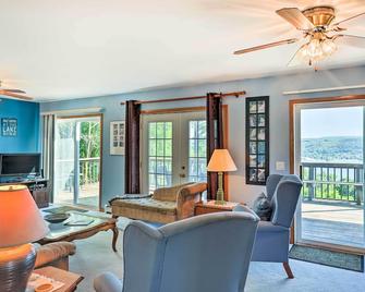 Lovely Finger Lakes Retreat w/ Deck & Lake Views! - Burdett - Sala de estar