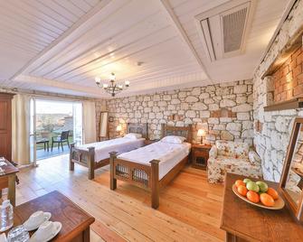 Imrenhan Otel Ve Konaklari - אלאקאטי - חדר שינה