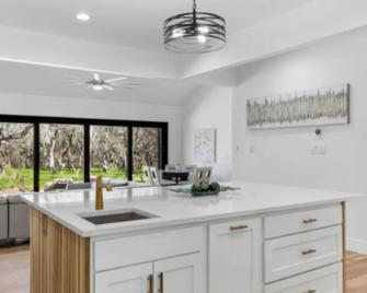 Luxury retreat in prime location close to entertainment, restaurants & shopping - Helotes - Cocina