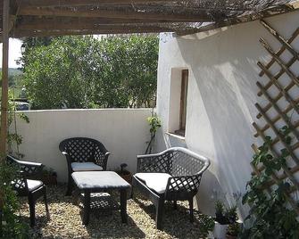 Large apartment in 19th century village house - shared pool, WiFi & Sat TV - Canaules-et-Argentières - Balcón
