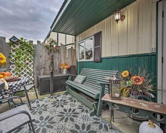 Cozy Goshen Studio: Unique Farm Stay! - Goshen - Patio