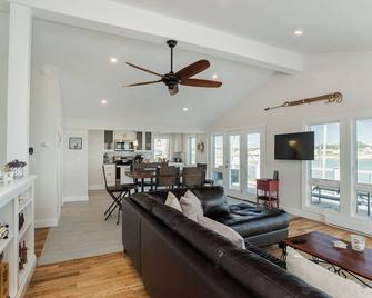 Directly across the street from Short Sands Beach - York Beach - Living room