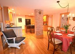 Charming Historic Burlington Home Blocks from Church Street Marketplace - Burlington - Dining room