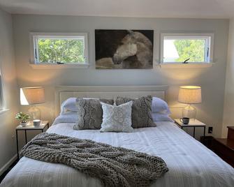 #3 Chestnut beautiful apt. 1/2 mile to Cooperstown All Star Village/Convenient - Oneonta - Bedroom