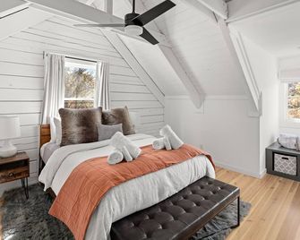 Riverfront Lodge w/ Hot Tub, Game Room & Views + Biltmore Pass - Marshall - Bedroom