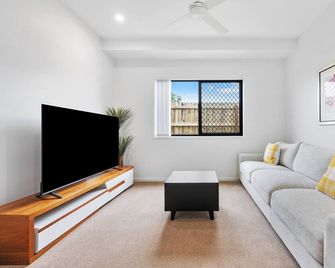 The Pinnacle | Luxury 4br Home | Alfresco Living - Burpengary - Living room