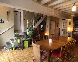 L'Angevinière Maison D'Hôtes - Saint-Aubin-de-Terregatte - Comedor
